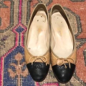 Chanel black / tan CC cap toe ballerines 41